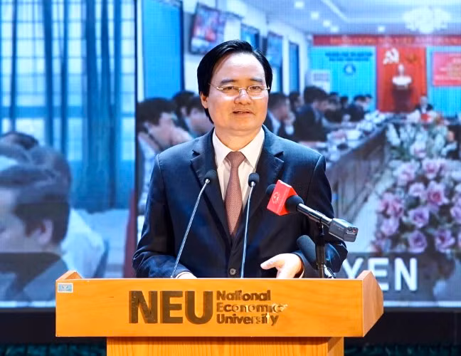 Bộ trưởng Bộ GD&ĐT Phùng Xuân Nhạ phát biểu tại Hội nghị. Ảnh: Xuân Phú