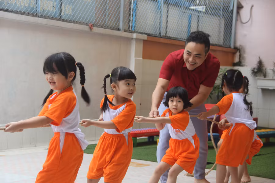 Cùng trẻ chơi kéo co