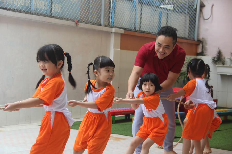 Cùng trẻ chơi kéo co