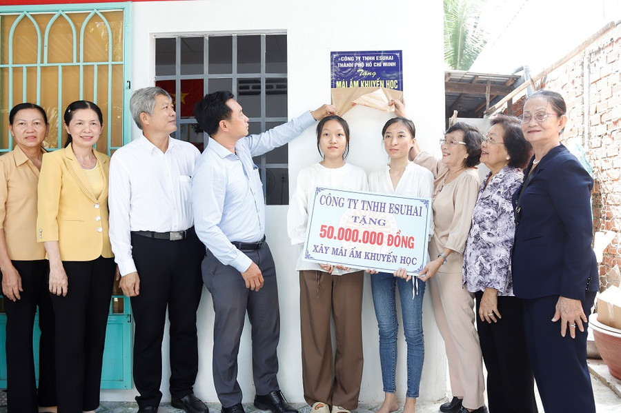 Ông Vũ Ngọc Giang (đại diện công ty Esuhai) và bà Đồng Thị Bạch Tuyết (Chủ tịch Hội khuyến học) trao Mái ấm cho em Thủy Trúc. Ông Vũ Ngọc Giang (đại diện công ty Esuhai) và bà Đồng Thị Bạch Tuyết (Chủ tịch Hội khuyến học) trao Mái ấm cho em Thủy Trúc.