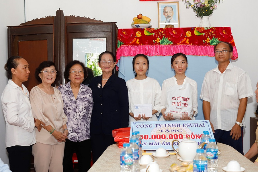 Em Thủy Trúc nhận quà từ các tổ chức, cá nhân. Em Thủy Trúc nhận quà từ các tổ chức, cá nhân.