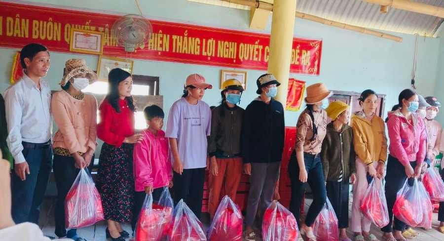 Đoàn Thanh niên nhà trường trao quà cho các hộ dân buôn kết nghĩa Cư Đrăm.