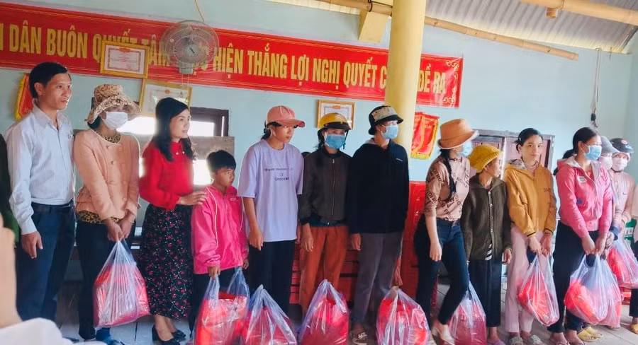 Đoàn Thanh niên nhà trường trao quà cho các hộ dân buôn kết nghĩa Cư Đrăm.
