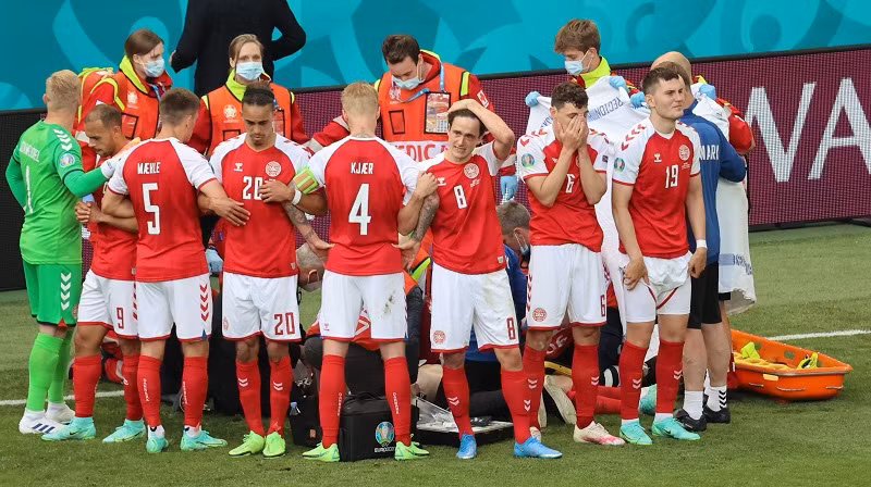 Simon Kjaer và các đồng đội nhanh chóng tạo ra vòng tròn bảo vệ, tránh việc đời tư của Eriksen bị xâm phạm.