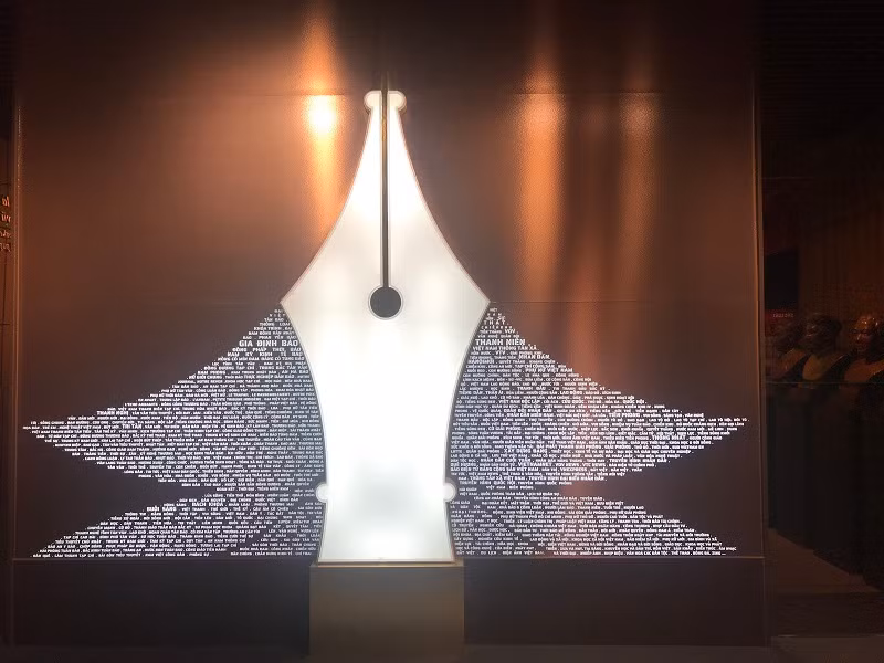 Hình tượng Bút Sen kết bằng tên các cơ quan và ấn phẩm báo chí Việt Nam các thời kỳ tại Gian khánh tiết Bảo tàng Báo chí Việt Nam.