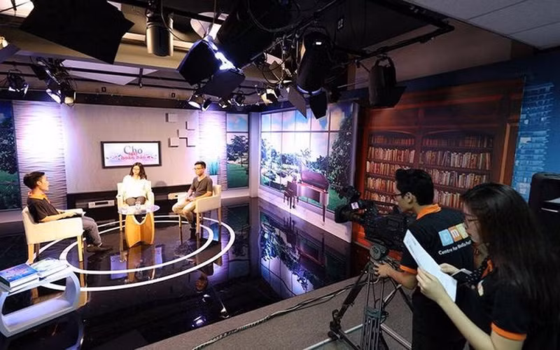 Sinh viên Viện Đào tạo Báo chí và Truyền thông, Trường ĐH Khoa học Xã hội và Nhân văn (ĐH Quốc gia Hà Nội) trong giờ thực hành. Ảnh: NTCC