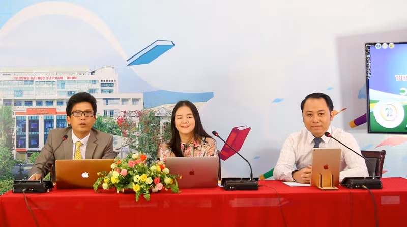Ông Nguyễn Vinh San (ngoài cùng bên phải) trong livestream cung cấp thông tin tuyển sinh cho thí sinh. Ảnh: TG
