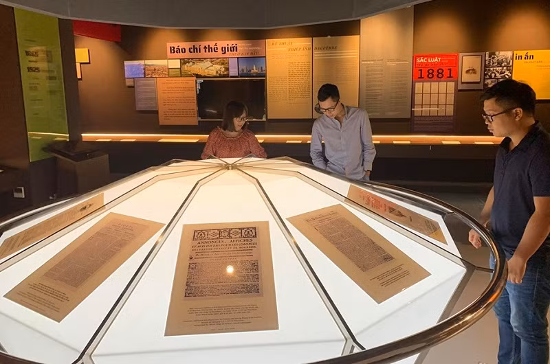 Kệ kim cương trưng bày 8 tờ báo được Hiệp hội Báo chí thế giới xếp hạng cổ nhất trên thế giới, trong đó có 2 tờ báo của Việt Nam: Tờ Gia Định Báo - tờ báo đầu tiên xuất bản bằng chữ Quốc ngữ và Báo Thanh niên - tờ báo cách mạng đầu tiên của Việt Nam.