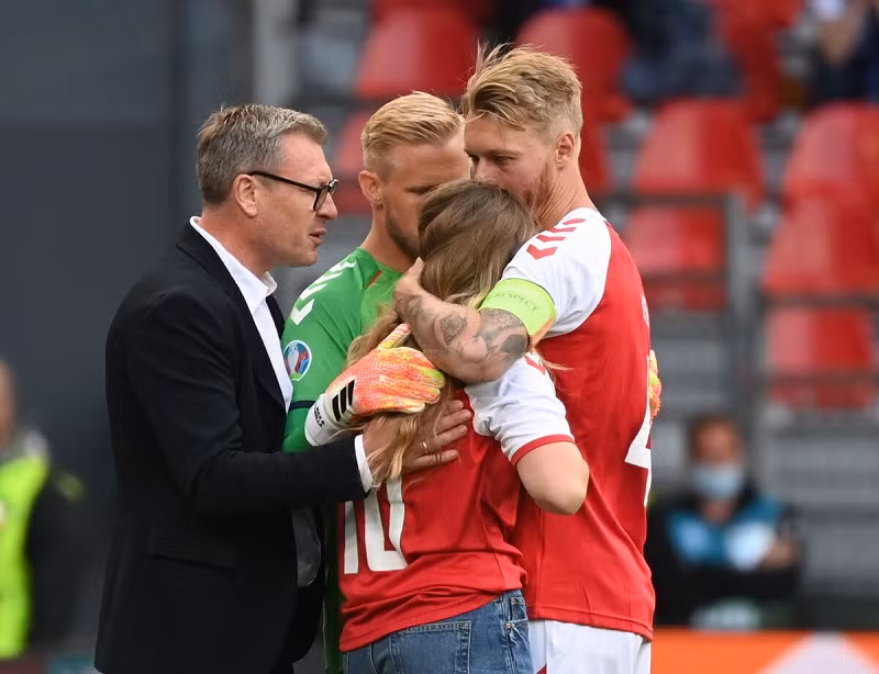 Đội trưởng đội tuyển Đan Mạch an ủi, động viên vợ Eriksen đang trong cơn hoảng loạn.