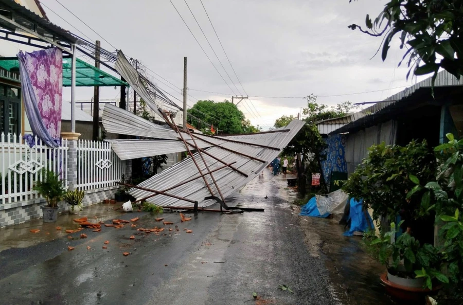 Mưa to kèm giông, lốc làm sập và tốc mái 10 nhà dân ở huyện Chợ Mới (An Giang), ước thiệt hại khoảng 225 triệu đồng.