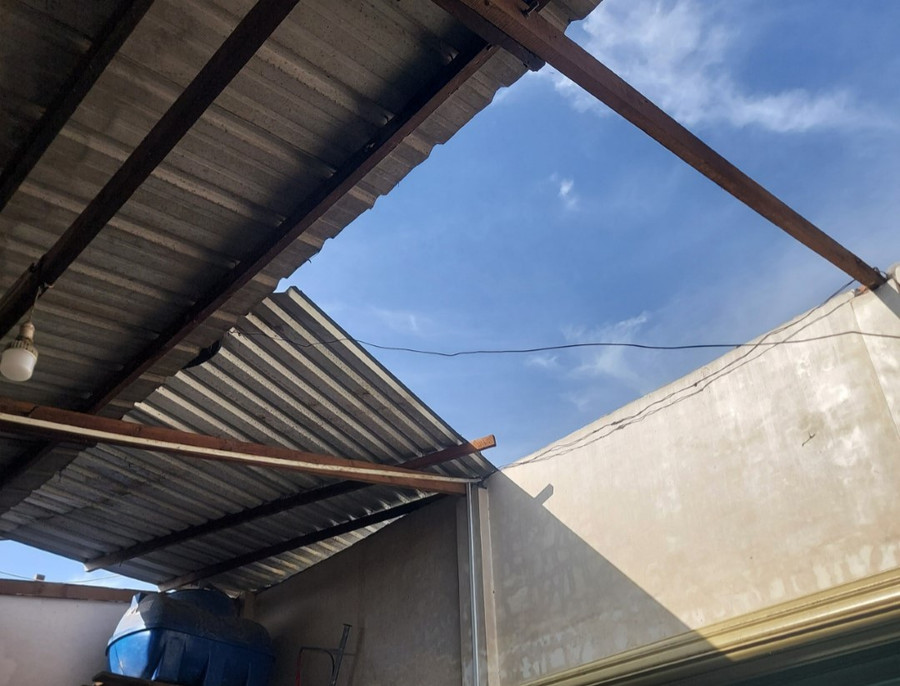 Nhà bị tốc mái do giông, lốc trên địa bàn xã Tấn Mỹ, huyện Chợ Mới.