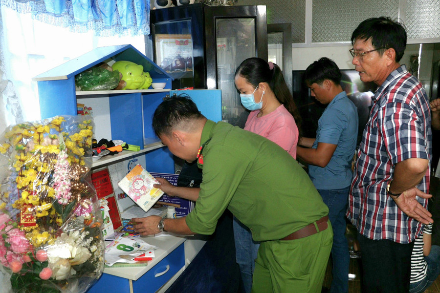 Lực lượng chức năng khám xét nơi ở của Hồ Thị Kim Xuyến. Lực lượng chức năng khám xét nơi ở của Hồ Thị Kim Xuyến.