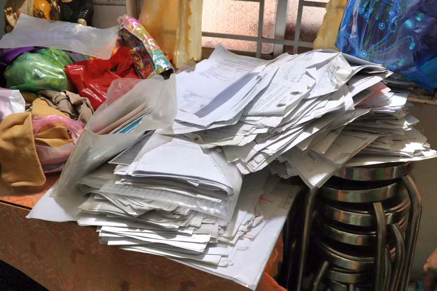 Các giấy tờ liên quan bị thu giữ.