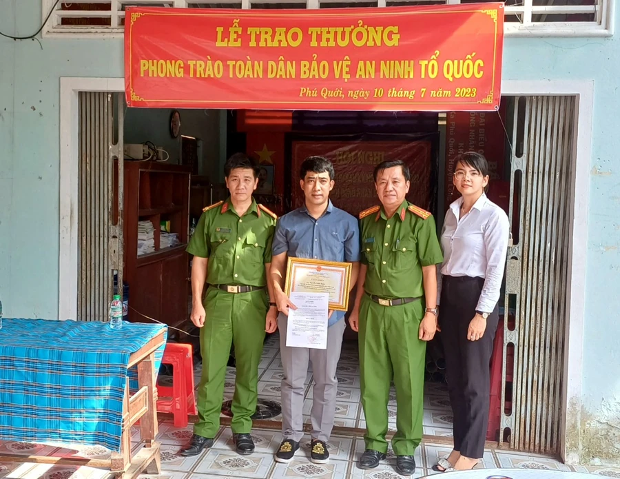 Trao khen thưởng cho cá nhân có thành xuất sắc trong phong trào toàn dân bảo vệ an ninh tổ quốc.