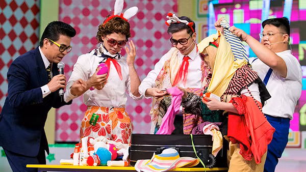 Dàn sao trẻ hồi teen với áo trắng khăn quàng đỏ