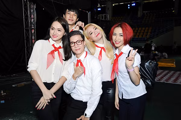 Dàn sao trẻ hồi teen với áo trắng khăn quàng đỏ