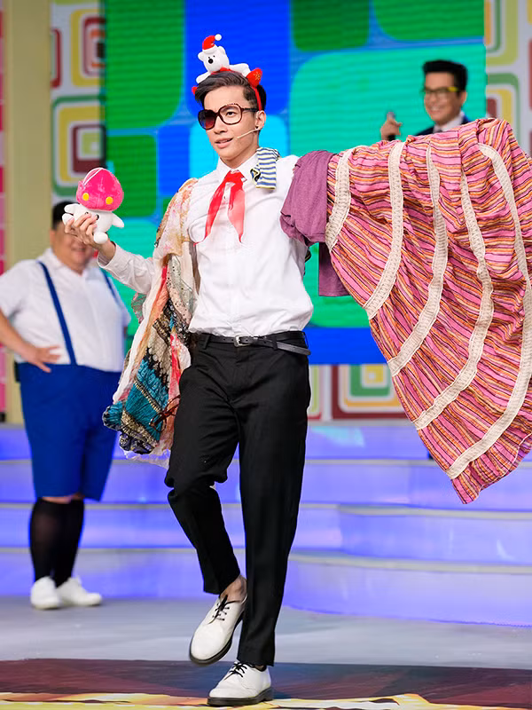 Dàn sao trẻ hồi teen với áo trắng khăn quàng đỏ