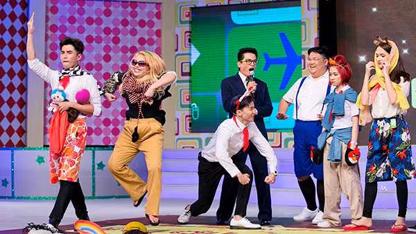 Dàn sao trẻ hồi teen với áo trắng khăn quàng đỏ