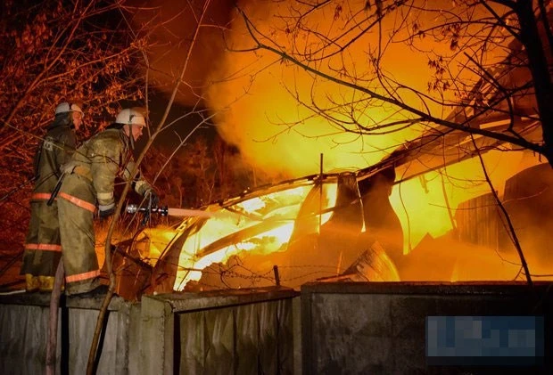 Biển lửa bao trùm nhà kho chứa máy bay ở Kiev