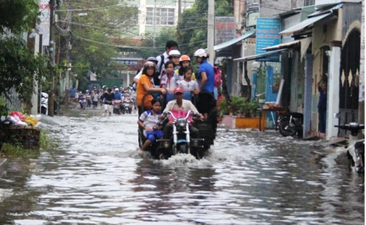 Phố phường ngập nước, học sinh TP HCM ngồi xe ba gác về nhà