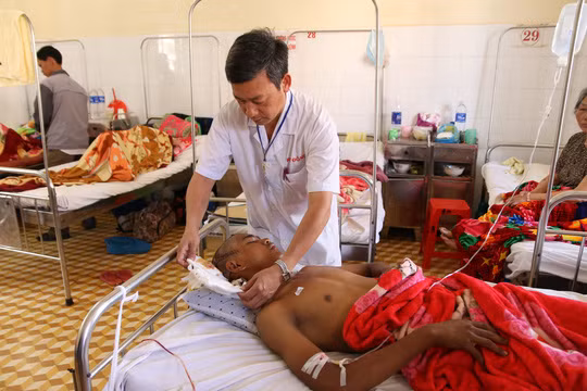  Hoảng hốt vì thấy bạn bị thương, Y Tiêu dùng súng bắn vào đầu mình 