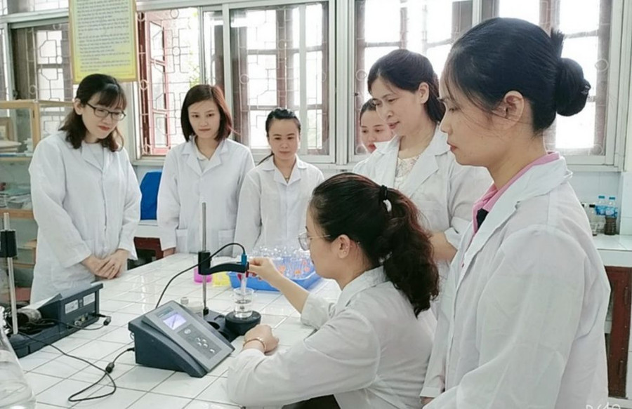 Sinh viên Trường ĐH Sư phạm (ĐH Thái Nguyên) thực hành thí nghiệm hóa học. Ảnh: INT Sinh viên Trường ĐH Sư phạm (ĐH Thái Nguyên) thực hành thí nghiệm hóa học. Ảnh: INT