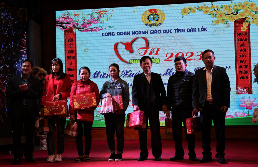 Phó Giám đốc Sở GD&ĐT, Chủ tịch Công đoàn ngành Giáo dục tỉnh tặng quà cho các đoàn viên khó khăn. Phó Giám đốc Sở GD&ĐT, Chủ tịch Công đoàn ngành Giáo dục tỉnh tặng quà cho các đoàn viên khó khăn.