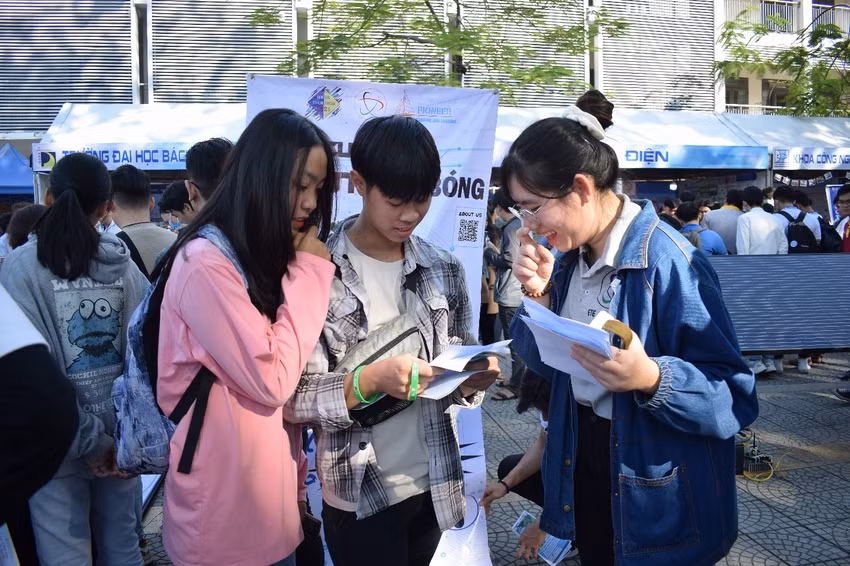 Học sinh Đà Nẵng tìm hiểu thông tin các ngành đào tạo công nghệ trong ngày hội HS-SV Đà Nẵng nghiên cứu khoa học