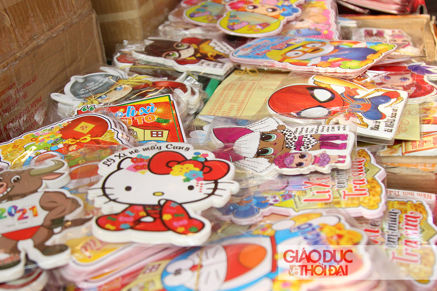 Phong bao lì xì với hình ảnh các nhân vật hoạt hình là mặt hàng bán khá chạy trong năm nay vì hình thức đẹp, thu hút trẻ em.