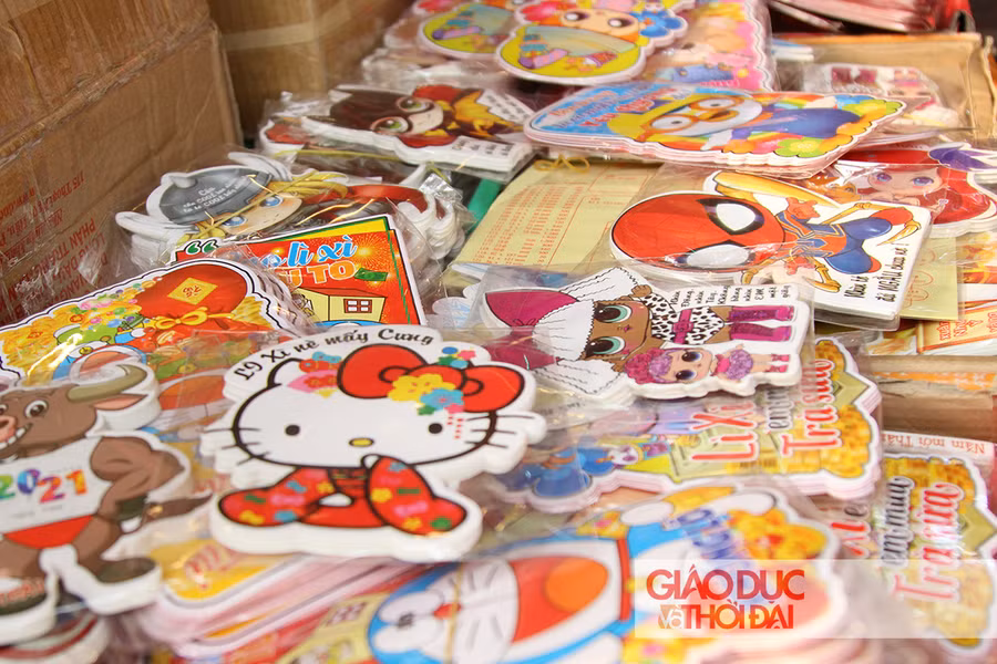 Phong bao lì xì với hình ảnh các nhân vật hoạt hình là mặt hàng bán khá chạy trong năm nay vì hình thức đẹp, thu hút trẻ em.