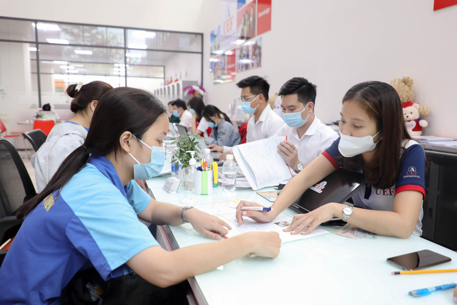 Thí sinh tham vấn ngành nghề trước khi nộp hồ sơ xét tuyển vào Trường ĐH Kinh tế - Tài chính TPHCM.