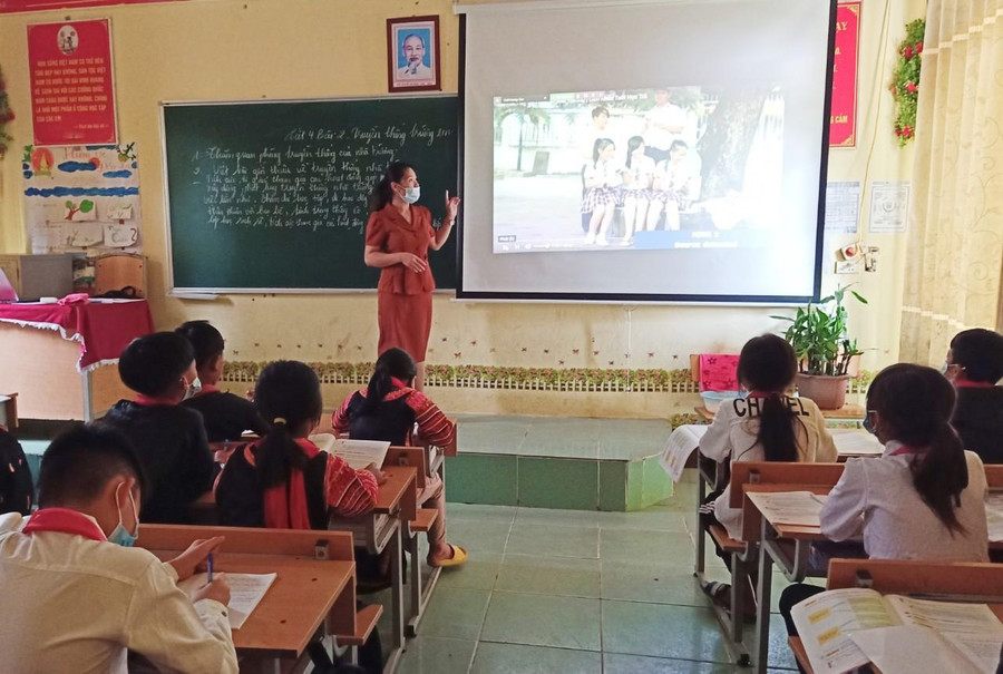 Phương án được các trường áp dụng trước tình trạng thiếu giáo viên là dạy học trực tuyến.