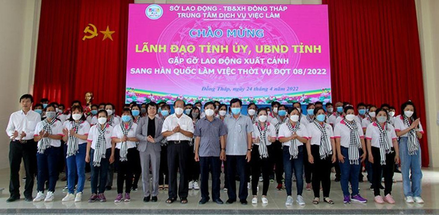 Lãnh đạo tỉnh Đồng Tháp gặp gỡ các lao động xuất cảnh làm việc tại Hàn Quốc. Lãnh đạo tỉnh Đồng Tháp gặp gỡ các lao động xuất cảnh làm việc tại Hàn Quốc.
