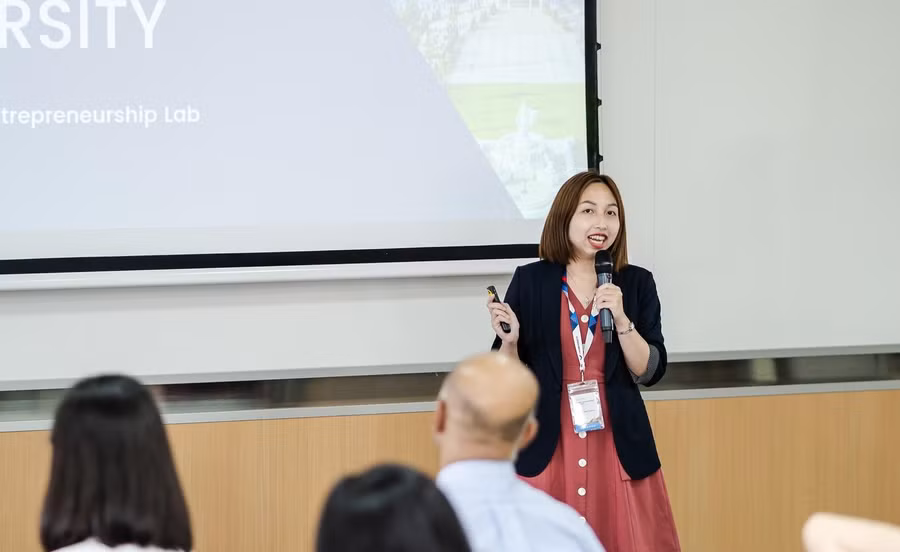 TS Phí Thị Linh Giang chia sẻ về chủ đề giáo dục khởi nghiệp. Ảnh: TG