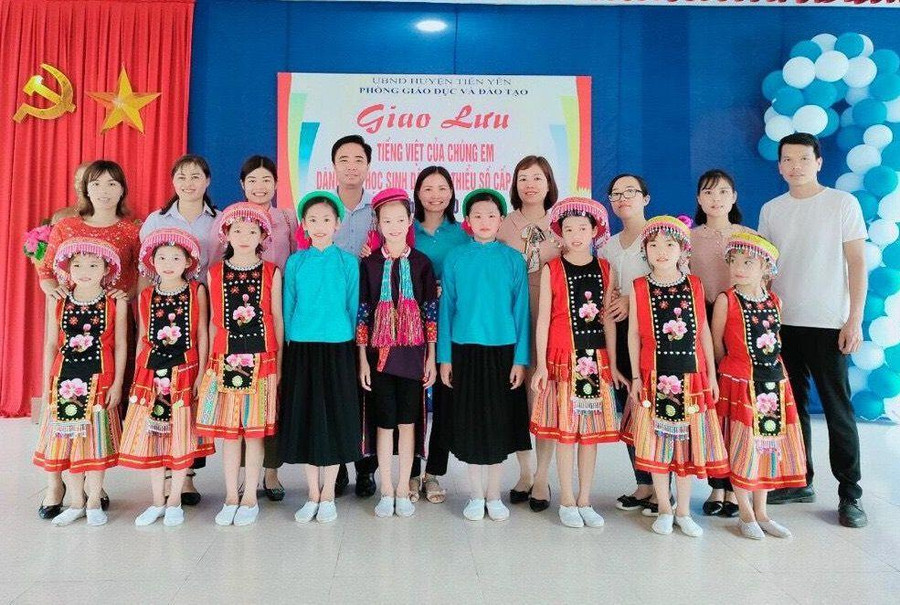 Thầy trò Trường Tiểu học và THCS Đại Rực 2, huyện Tiên Yên, tỉnh Quảng Ninh. Ảnh: TG Thầy trò Trường Tiểu học và THCS Đại Rực 2, huyện Tiên Yên, tỉnh Quảng Ninh. Ảnh: TG