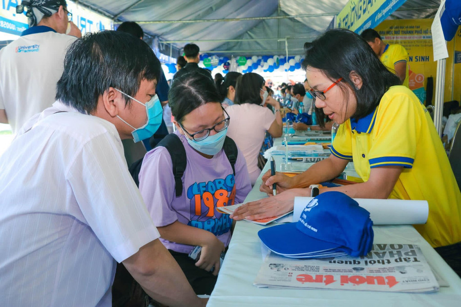 Thí sinh tham vấn ngành nghề vào Trường ĐH Mở TPHCM tại ngày hội tư vấn.