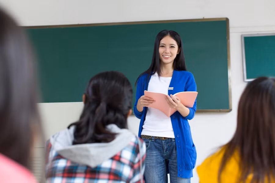 74% giáo viên cho biết họ phải dành nhiều thời gian hơn để thiết kế bài giảng “chất lượng cao” hấp dẫn và hiệu quả cho học sinh. Ảnh: Igniterecruitmentcn