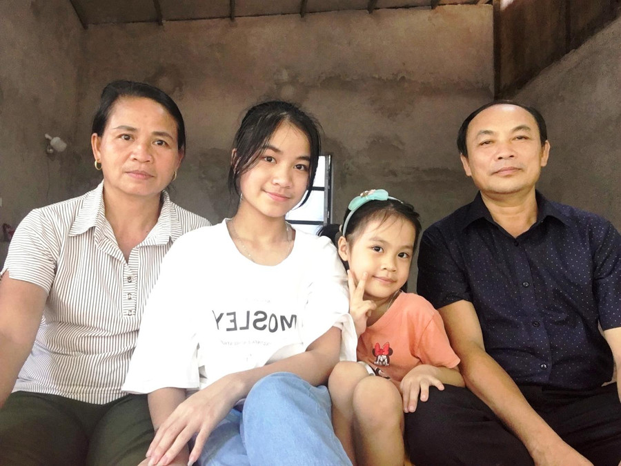 Nữ sinh Hà Thị Tâm bên bố mẹ và cháu gái. Gia đình Tâm thuộc hộ cận nghèo tại địa phương. Ảnh: TG Nữ sinh Hà Thị Tâm bên bố mẹ và cháu gái. Gia đình Tâm thuộc hộ cận nghèo tại địa phương. Ảnh: TG