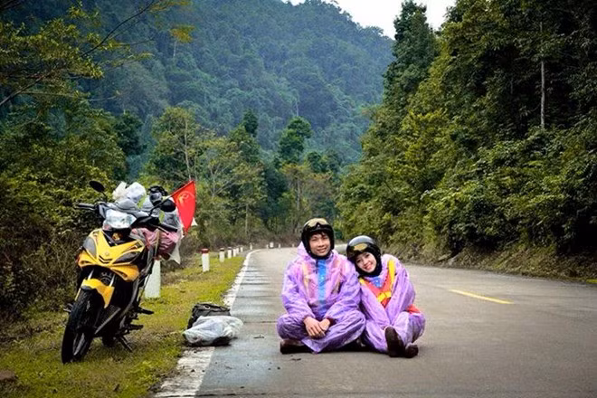 Nói về tính cách của người yêu, Hoàng Quang chia sẻ: “Cô ấy rất cá tính, có điều đôi lúc như trẻ con, hay giận dỗi nhưng lại biết chăm sóc và nghĩ cho mình”. Cặp 9X mê phượt, đi hơn 30 tỉnh trong một năm