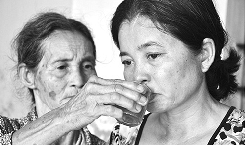 Cảm động mẹ chồng - nàng dâu tựa vào nhau đi qua giông bão cuộc đời