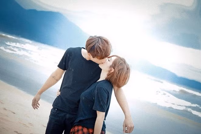 Quang tâm sự, điều gắn kết họ chính là niềm đam mê phượt. Một tháng, cả hai đi phượt 1 - 2 lần hoặc nhiều hơn. “Huyền ở cạnh, mình có thêm can đảm để vượt qua khó khăn trên từng cung đường. Mìnhh rất nể phục cô ấy ở điểm không ngại khó, ngại khổ.” 9X nói. Cặp 9X mê phượt, đi hơn 30 tỉnh trong một năm