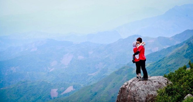 Bộ ảnh được tổng hợp từ nhiều chuyến đi của cả hai trong một năm yêu nhau. Họ đã đến Hà Giang, Đà Nẵng, Thái Nguyên, Mộc Châu, Cà Mau... Cặp 9X mê phượt, đi hơn 30 tỉnh trong một năm