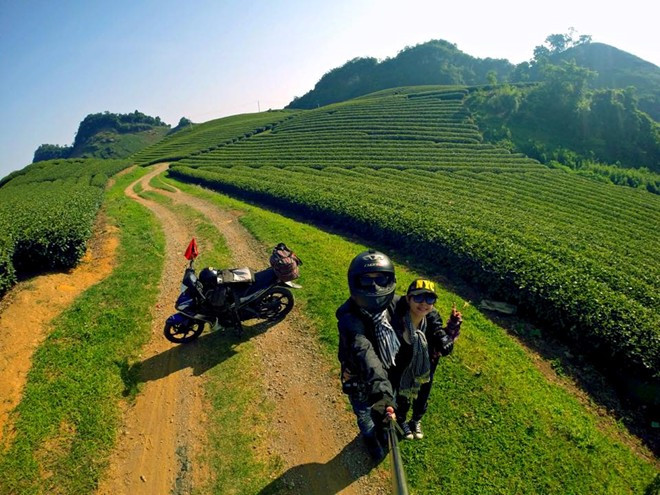 Tình cờ quen biết nhau qua mạng xã hội, Quang và Huyền nhận ra có nhiều bạn chung. Lần đầu đi chơi cùng nhóm bạn chung của hai người, chàng trai “đứng hình” trước cô bạn mới, bởi ngoại hình, sự cá tính và nụ cười duyên. Cặp 9X mê phượt, đi hơn 30 tỉnh trong một năm