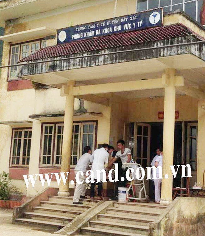 Lực lượng công an và cán bộ y tế tham gia cấp cứu cho Mờ. Lực lượng Công an và cán bộ y tế tham gia cấp cứu cho nghi can.