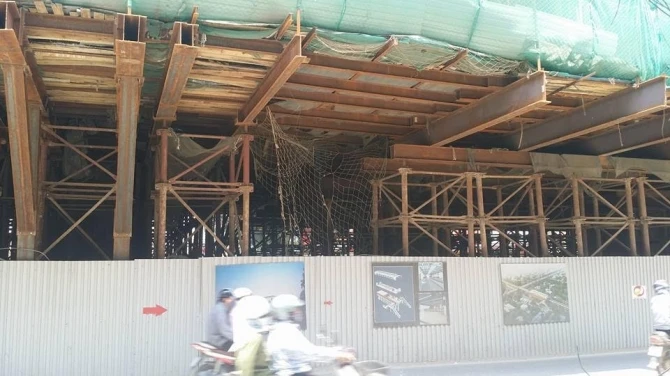 Bao giờ người đi đường hết nỗi lo rơi vật liệu đường sắt trên cao?