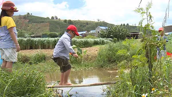 Tốt ti hóa anh hùng cứu mỹ nhân trong Bố ơi Mình đi đâu thế