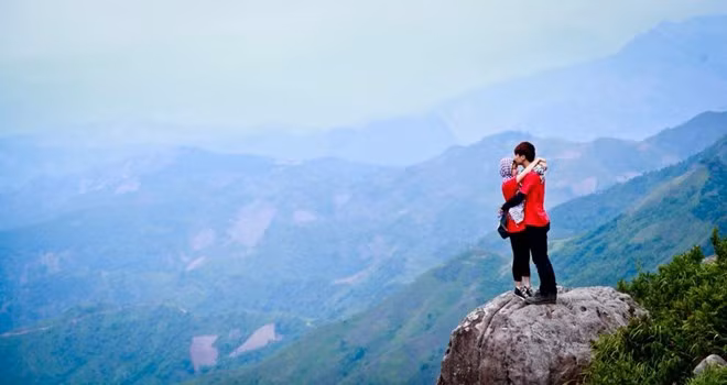 Bộ ảnh được tổng hợp từ nhiều chuyến đi của cả hai trong một năm yêu nhau. Họ đã đến Hà Giang, Đà Nẵng, Thái Nguyên, Mộc Châu, Cà Mau... Cặp 9X mê phượt, đi hơn 30 tỉnh trong một năm