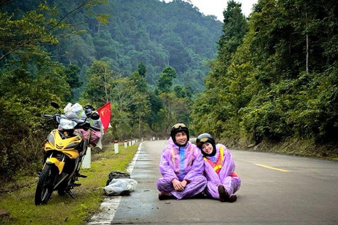 Nói về tính cách của người yêu, Hoàng Quang chia sẻ: “Cô ấy rất cá tính, có điều đôi lúc như trẻ con, hay giận dỗi nhưng lại biết chăm sóc và nghĩ cho mình”. Cặp 9X mê phượt, đi hơn 30 tỉnh trong một năm