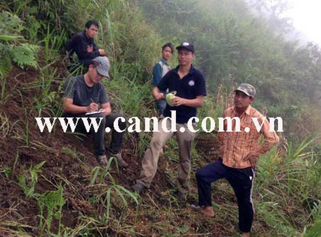 Đại tá Hoàng Mạnh Hùng, Phó giám đốc Công an tỉnh Lào Cai cùng các trinh sát truy tìm nghi can. Đại tá Hoàng Mạnh Hùng, Phó Giám đốc Công an tỉnh Lào Cai cùng cán bộ Phòng PC45, Công an huyện Bát Xát truy tìm đối tượng.