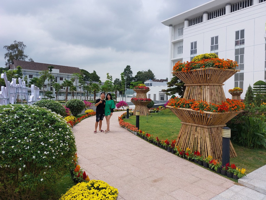 Mở cửa trụ sở UBND tỉnh dịp Tết thể hiện sự thân thiện, gần gũi giữa chính quyền với nhân dân.